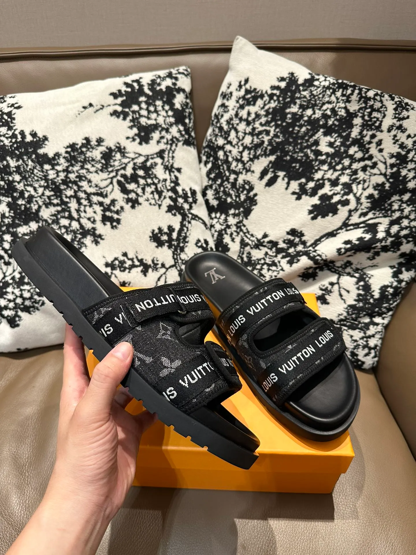 Men's shoes 💰360💰 LV flip flops, cowhide surface, sheepskin lining, size 36-46